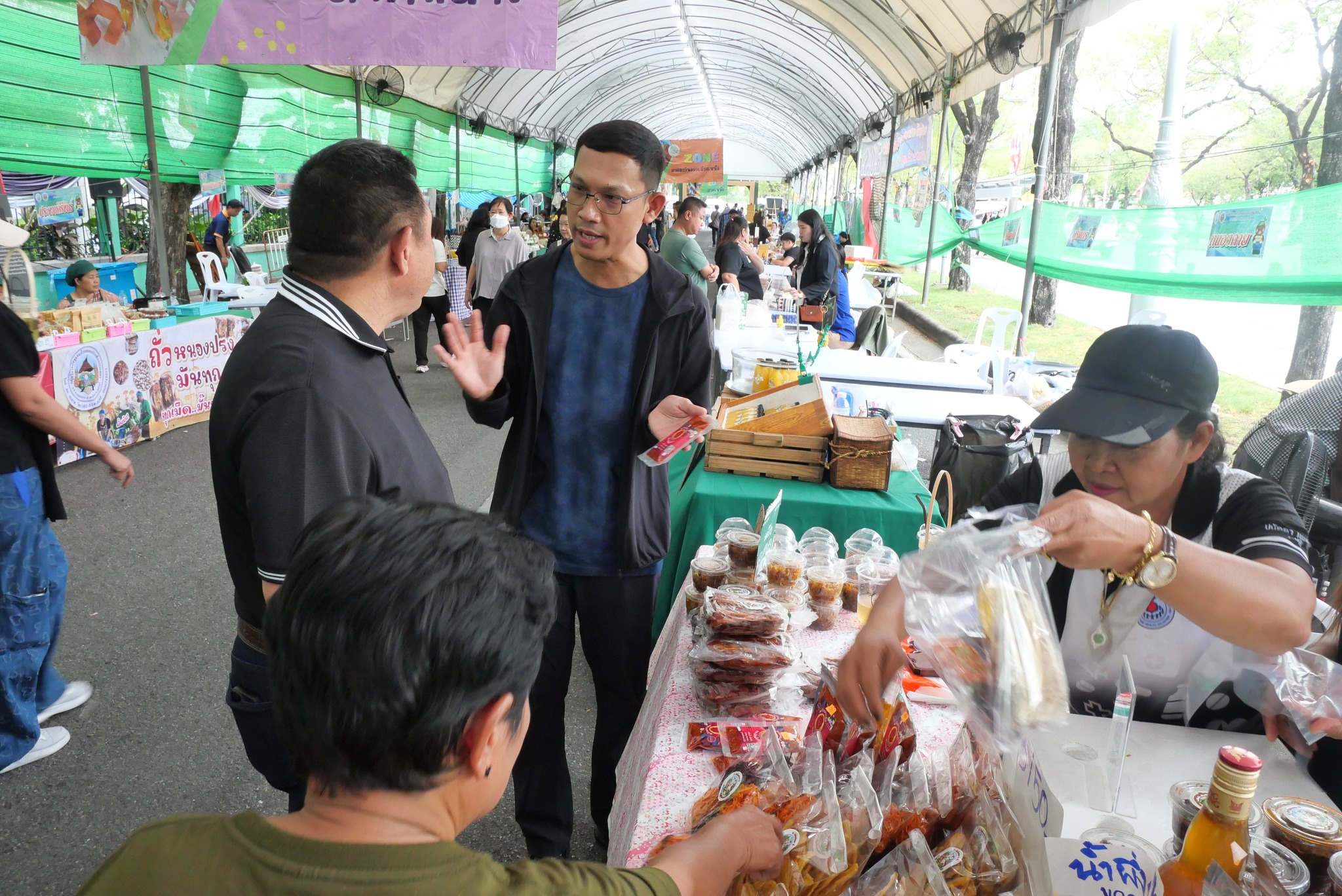 title - เลขาธิการ ส.ป.ก. เยี่ยมทักทายเกษตรกรและซื้อสินค้าในบรรยากาศวันสุดท้ายของการออกร้านขายสินค้า จากเขตปฏิรูปที่ดิน ส่งท้ายงานครบรอบ 51 ปี ส.ป.ก.